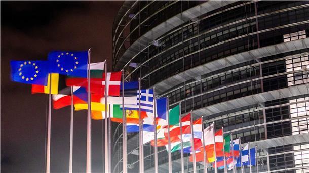 Sollten EU-Spitzenpolitiker auf ihr Gehaltsplus verzichten? Inmitten der Energiekrise sollen die meisten Mitarbeiterinnen und Mitarbeiter der EU eine merkbare Gehaltserhöhung bekommen.