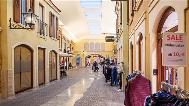 Innenansichten des Einkaufszentrums "Mediterraneo/MeinOutlet“.