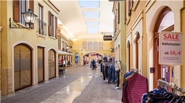 Innenansichten des Einkaufszentrums "Mediterraneo/MeinOutlet“.