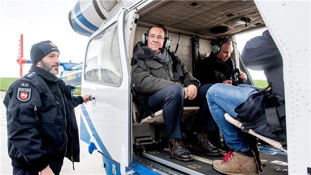 Innenminister Boris Pistorius (Mitte) hat am Mittwoch das LNG-Terminal in Wilhelmshaven besucht und in einem Polizeihubschrauber einen Rundflug über die Anlage unternommen.