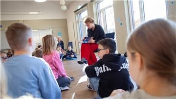 Innenministerin Daniela Behrens aus Bokel in ungewohnter Rolle – beim Vorlesen an der Deichgraf-Johans-Grundschule in Dorum.