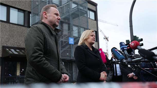 Innenministerin Nancy Faeser mit Hamburgs Innensenator Andy Grote am Ort des Amoklaufs.