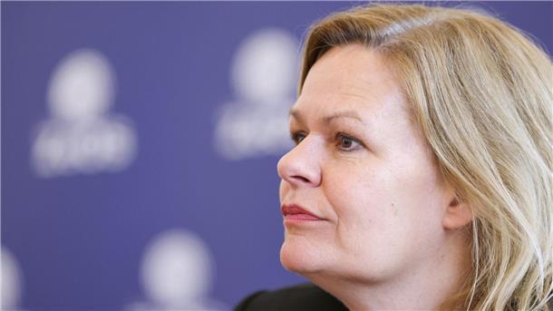 Faeser will Messerverbot in Zügen und Bussen vorschlagen Innenministerin Nancy Faeser zu Messern in Zügen und Bussen: „Ich bin für ein Verbot.“