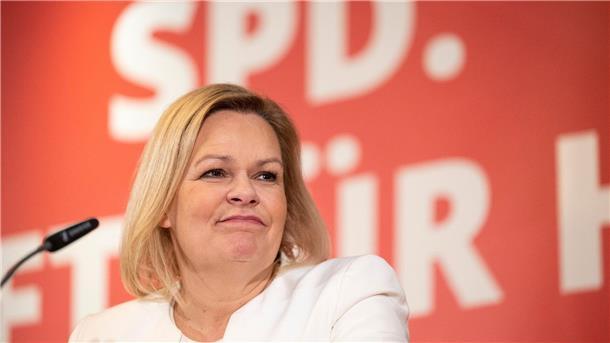 Bundesinnenministerin ist Hessens SPD-Spitzenkandidatin Innenministerin Nancy Faeser(SPD) steht als erste Frau in der Geschichte der Bundesrepublik an der Spitze des Bundesinnenministeriums.