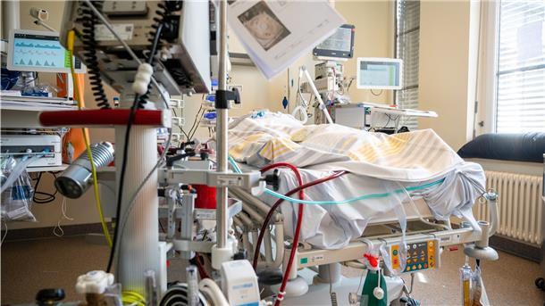 Ins künstliche Koma verlegt und beatmet zu werden, nicht zu wissen, ob man wieder aufwacht – auch mit solchen Ängsten müssen Covid-19-Patienten zurechtkommen.