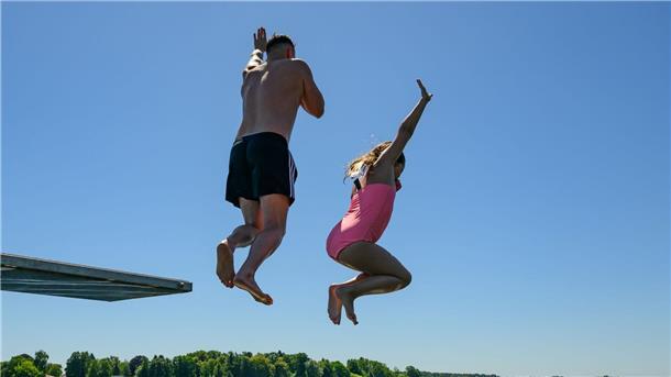 Schlau am Wasser: Teste dein Wissen! Ins Wasser springen sollte man nur an wirklich sicheren Stellen.