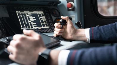 Insbesondere im operativen Bereich sucht die Bahn weiterhin Personal - und stellt nun trotz Krise Tausende Auszubildende ein. (Archivbild)