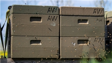 Vier braune Kästen stehen zusammen.