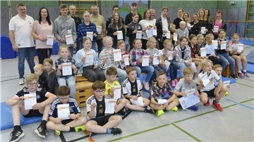 Insgesamt 56 Urkunden für das Absolvieren des Sportabzeichens konnten die Organisatoren des TSV Hönau-Lindorf verteilen.