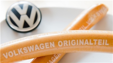 Insgesamt 8,33 Millionen VW-Currywürste inklusive aller Varianten wurden laut dem Betriebsrat des Autoherstellers 2023 verkauft.