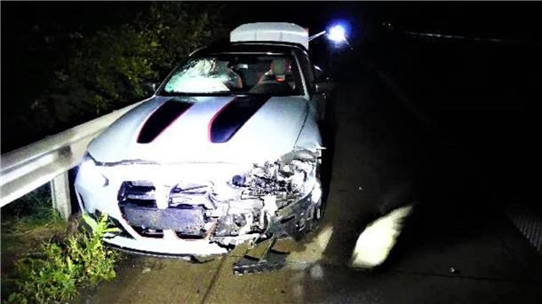 Unfallserie im Cuxland: Fünf Verletzte und mehr als 150.000 Euro Schaden Ein weißes Auto nach einem Unfall, sehr ramponiert. Insgesamt fünf Unfälle mit Verletzten im Landkreis Cuxhaven und auf der A27 (Foto): Die Cuxhavener Polizei mahnt zu Vorsicht, Aufmerksamkeit und nüchternem Fahren.