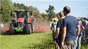 Insgesamt waren bei der Maschinenvorführung „Von der Aussaat bis zur Ernte – Techniken rund um den Maisanbau“ in Gyhum 60 Geräte und Maschinen im praktischen Einsatz zu erleben.