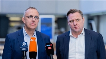 Insolvenzverwalter Stefan Denkhaus (l) und Olivier van den Bossche, Vorstandsvorsitzender von Galeria Karstadt Kaufhof, in der Konzernzentrale in Essen.
