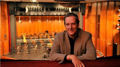 Intendant Ulrich Mokrusch hat zwar einen Not-Spielplan in der Tasche, aber die Bühne bleibt erst mal leer. Auch beim 6. Sinfoniekonzert Ende März – Orchester und Opernchor wurden in die heimische Übe-Klausur geschickt.