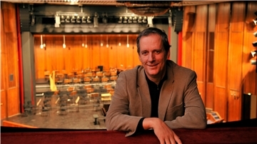 Intendant Ulrich Mokrusch hat zwar einen Not-Spielplan in der Tasche, aber die Bühne bleibt erst mal leer. Auch beim 6. Sinfoniekonzert Ende März – Orchester und Opernchor wurden in die heimische Übe-Klausur geschickt.