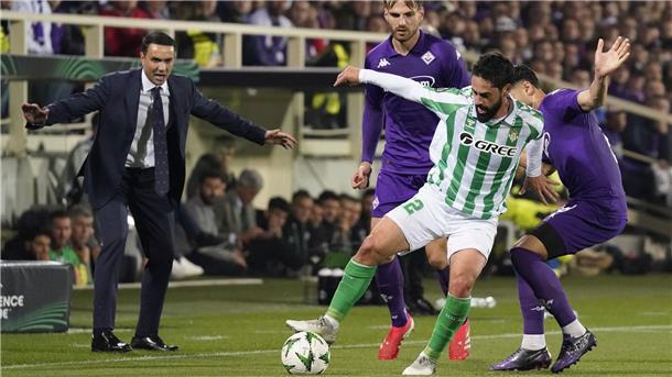 Intensives Duell: Betis-Spielmacher Isco behauptet den Ball.