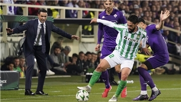 Intensives Duell: Betis-Spielmacher Isco behauptet den Ball.