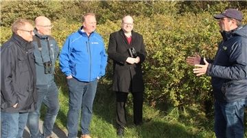Senator Jens Kerstan, Minister Florian Goldschmidt, Oberbürgermeister Uwe Santjer und Minister Christian Meyer hören den Erläuterungen von Bernhard Rauhut vom Wattenmeer-Besucherzentrum zu.
