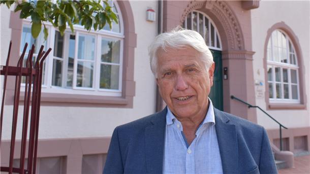 Mann vor altem Gebäude
