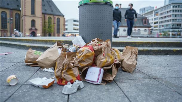 Städte nach Urteil zu Verpackungssteuer noch zögerlich In Tübingen wird seit Anfang 2022 für Einweggeschirr und Einwegverpackungen eine Gebühr fällig.