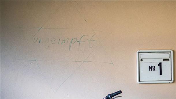 Impfgegner-Parolen in Stadt und Land lösen Ärger aus Inzwischen fast weggeschrubbt, aber noch leicht zu erkennen: der Judenstern (links) mit der Aufschrift „ungeimpft“ an der Wand der Kindertagesstätte Ellhornstraße in Geestemünde.