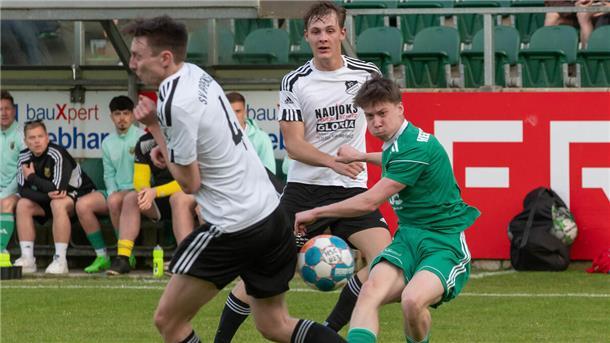Derby im Waldstadion: Ippensen will Sieg gegen Heeslingen II wiederholen Drei Männer kämpfen um einen Ball.