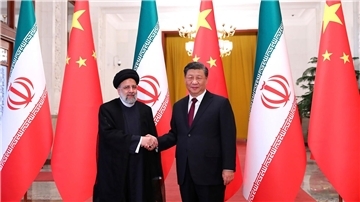 Iran Präsident Ebrahim Raisi (l.) und sein chinesischer Amtskollegen Xi Jinping bei der Begrüßungszeremonie in Peking.