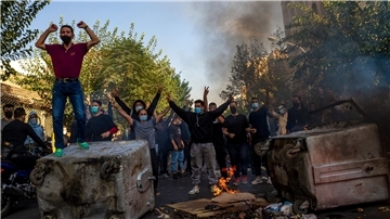 Iraner protestieren nach dem Tod der 22-jährigen Mahsa Amini in Teheran gegen das Regime.