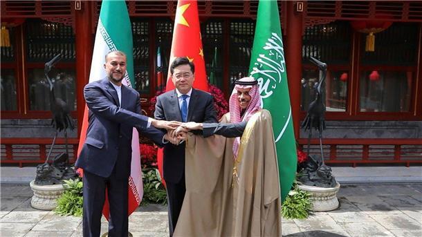 Iran und Saudi-Arabien nähern sich wieder an Irans Außenminister Hussein Amirabdollahian (l.), sein saudischer Kollege Prinz Faisal bin Farhan Al Saud (r.) sowie Chinas Außenminister Qin Gang in Peking.