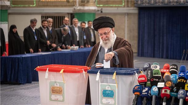 Machtkampf der Konservativen: Wahlen im Iran Irans Religionsführer Ajatollah Chamenei während seiner Stimmabgabe in Teheran.