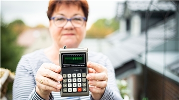 Irene Behrens war viele Jahre Mitarbeiterin im Deutschen Bundestag. Immer an ihrer Seite der Mini-Calculator der Firma Sanyo aus dem Jahr 1974.