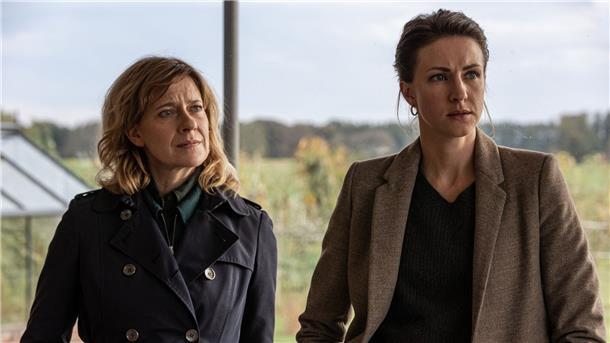 Irene Gaup (Caroline Peters, l) und Julia Jungklausen (Natalia Belitski, r) klären gemeinsam den Fall um eine verschwundene Romanautorin.