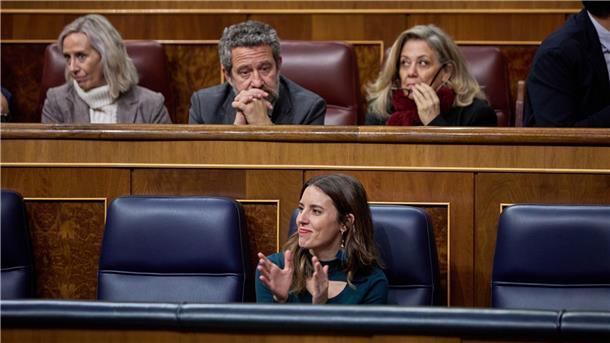 Spaniens Unterhaus stimmt für freie Tage bei Regelschmerzen Irene Montero (vorne M), Ministerin für Gleichstellung, sitzt in einer Plenarsitzung des Abgeordnetenhauses. Das spanische Unterhaus hat in erster Lesung einen Gesetzentwurf gebilligt, der freie Tage mit Lohnfortzahlung bei starken Regelschmerzen vorsieht.
