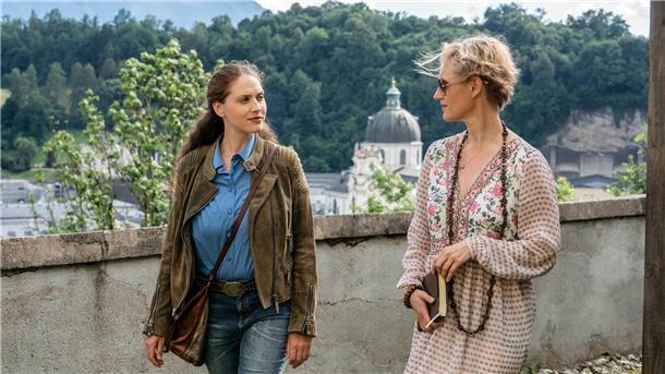 Mord im Kloster - ZDF-Krimi „Die Toten von Salzburg“ Irene Russmeyer (Fanny Krausz, l.) und Sabine Waibel (Paula Opitz) bei einem Spaziergang durchs Kapuzinerkloster.