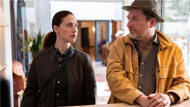 TV-Krimi: Vergiftete Marzipankugeln im ZDF Irene Russmeyer (Fanny Krausz) und Hubert Mur (Michael Fitz) ermitteln im Hotel, Szene aus dem ZDF-Krimi „Die Toten von Salzburg - Süßes Gift“.