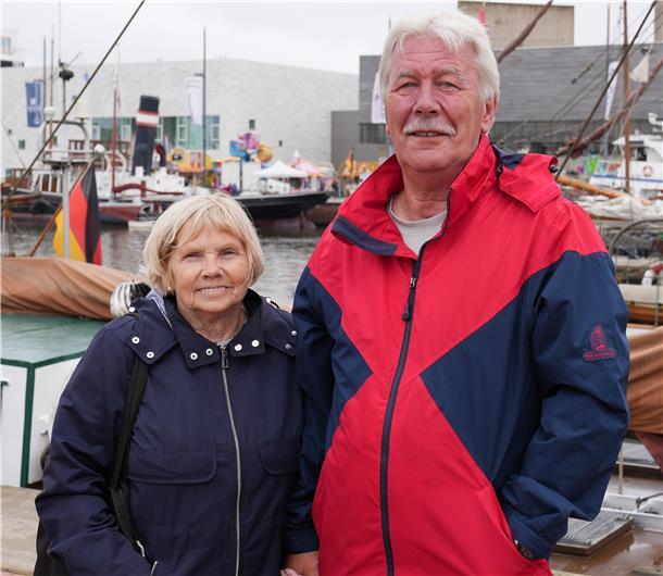 Ein Hoch auf euch! Das sind die Besucher der Maritimen Tage in Bremerhaven (Fotos) Irene und Harald Meyer aus Bremen besuchen gerne die Maritimen Tage in Bremerhaven. Besonders der Dampfer "Welle" hat es ihnen angetan.