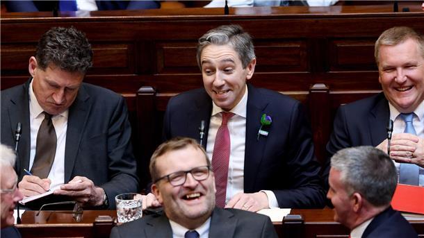Simon Harris zum neuen Premier von Irland gewählt Irlands neuer Regierungschef: Simon Harris (M.).
