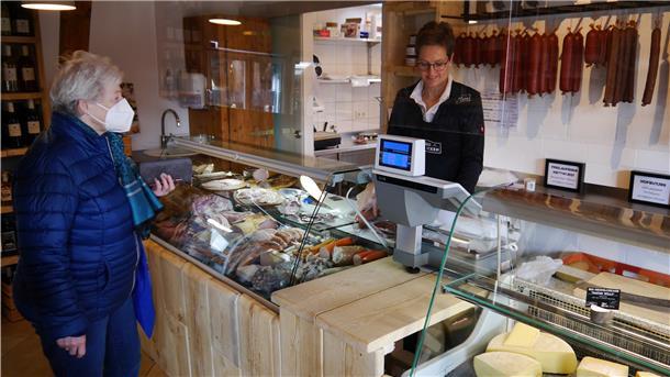 Irmgard Fenski (links) kauft regelmäßig ihr Schweinefleisch im Hofladen Icken. Betreiberin Wiebke Icken freut sich über eine steigende Nachfrage und das Interesse der Kunden.