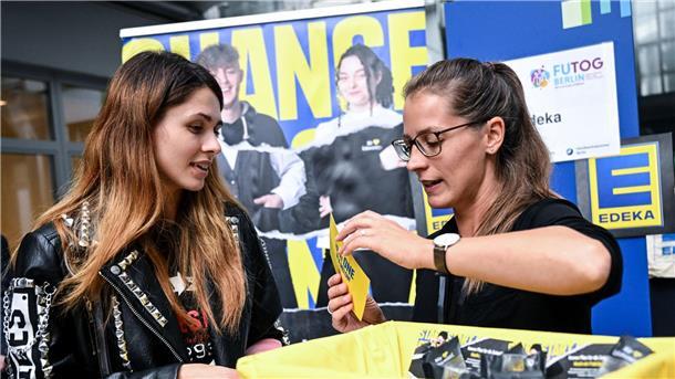 Iryna (l) aus der Ukraine informiert sich auf der Jobmesse „FuTog Berlin“ (FutureTogether Berlin) für Geflüchtete.