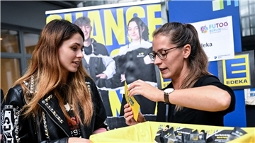 Iryna (l) aus der Ukraine informiert sich auf der Jobmesse „FuTog Berlin“ (FutureTogether Berlin) für Geflüchtete.