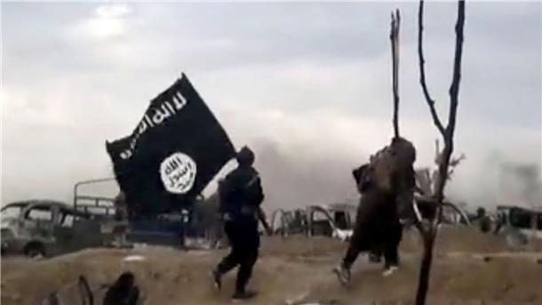 IS-Kämpfer im syrischen Baghus: Der IS kontrollierte über Jahre große Gebiete im Irak und im benachbarten Bürgerkriegsland Syrien (Archivbild).