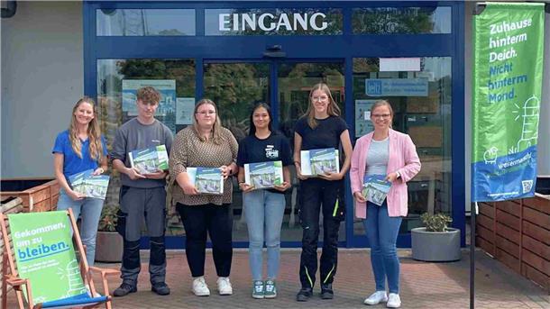 Fachkräfte willkommen: Wesermarsch entwickelt Guide für Neuankömmlinge Bild von der Übergabe des Willkommensguides an vier Auszubildende bei der Firma Karl Lonecke in Nordenham