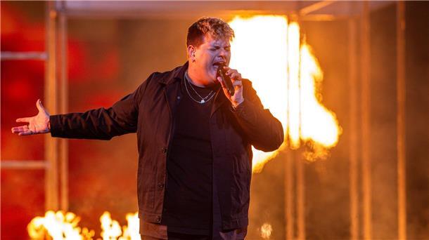 Isaak aus Deutschland im Halbfinale mit seinem Titel „Always On The Run“.