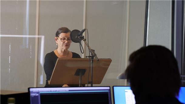 Isabel Zeumer liest "Die Maske des roten Todes", die erste Folge der Edgar-Allan-Poe-Reihe, im Tonstudio des Stadttheaters. Foto Juana Rillke