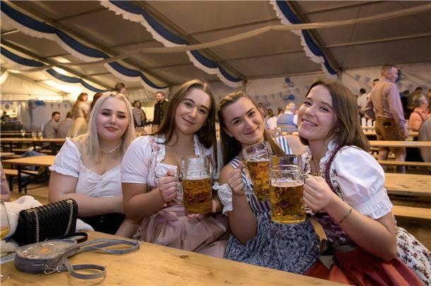 Isabell, Diana, Dascha und Angelique feiern beim Oktoberfest gleichzeitig auch G...