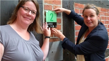 Isabell Kiepe (links) von der Klimaschutz- und Energieagentur Niedersachsen und Meike Düspohl, Klimaschutzmanagerin des Landkreises, stellen die Kampagne Grüne Hausnummer vor.