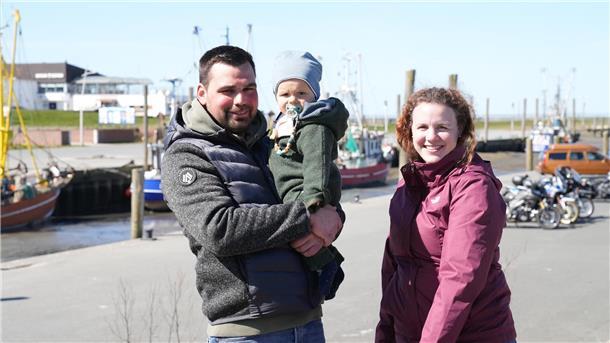Wurster Nordseeküste: Hoher Eintrittspreis spaltet Urlauber in Dorum-Neufeld Isabell Kröger mit Philipp Moll mit Söhnchen Ben aus Soest am Kutterhafen in Dorum-Neufeld