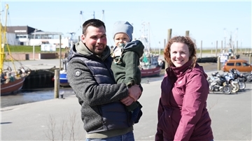 Isabell Kröger mit Philipp Moll mit Söhnchen Ben aus Soest am Kutterhafen in Dorum-Neufeld