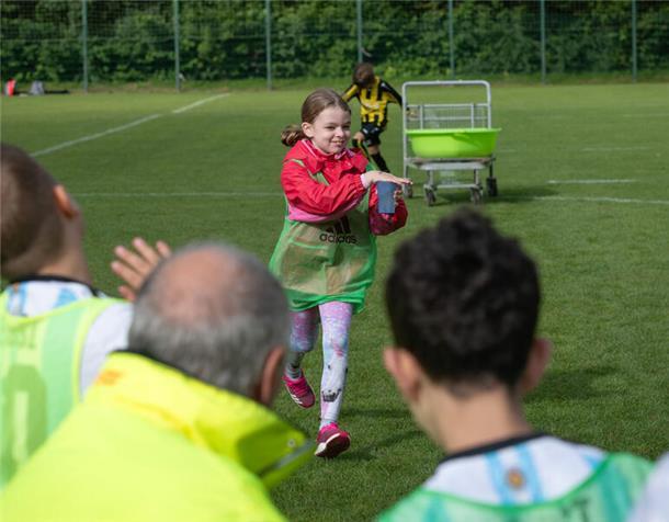 Isabella und ihre Mitschüler von der Lutherschule haben sich beim Lenzen mächtig angestrengt - und fast zehn Liter Wasser in kleinen Bechern transportiert.