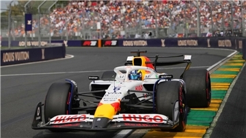 Isack Hadjar plagt sich in Suzuka mit seinem Gurt.